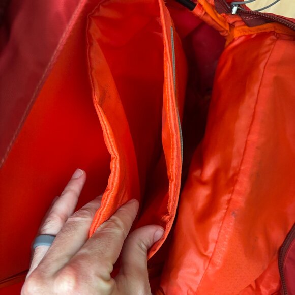Osprey Pandion Red Hiking Travel Backpack Trampoline Venting Kickstand Bag 24/7 - Picture 11 of 12
